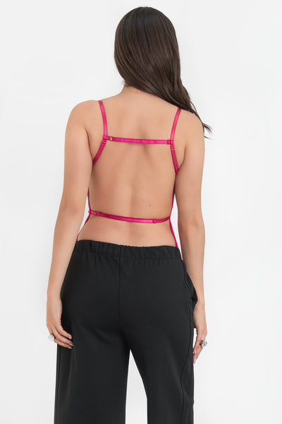 Top de fit ajustado, cuello halter, tirantes delgados ajustables y escote espalda.
