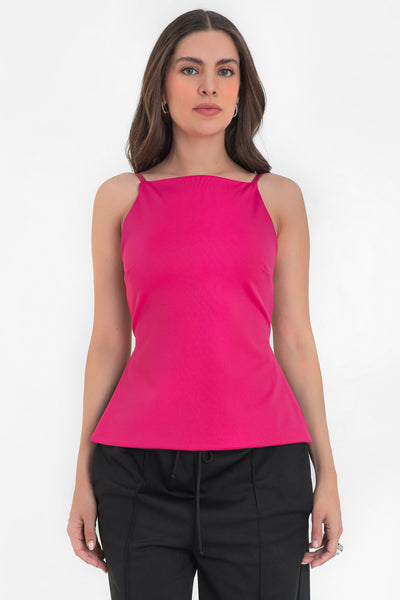 Top de fit ajustado, cuello halter, tirantes delgados ajustables y escote espalda.