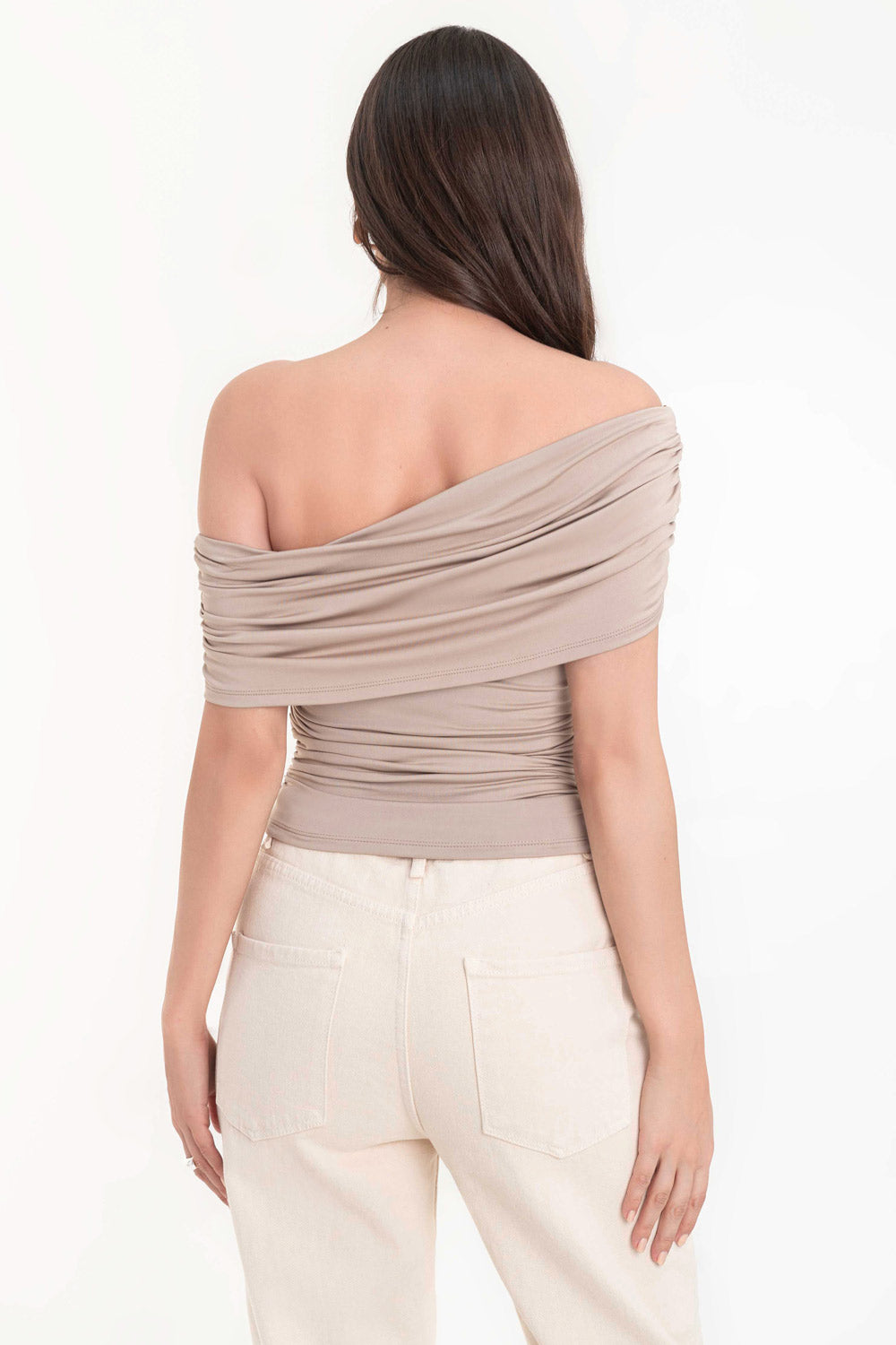 Top de fit ajustado, hombro descubierto, escote recto diagonal con doblez en borde, manga corta seguida, plisados en costados y hombros.