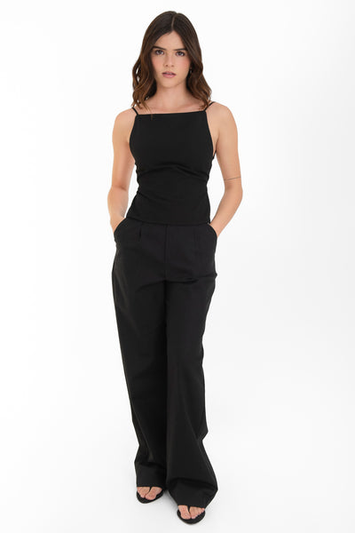 Top de fit ajustado, cuello barco, tirantes delgados y escote en espalda con doble lazo amarrable.