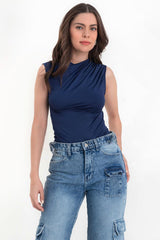 Top ajustado sin mangas cuello fluido con plisados