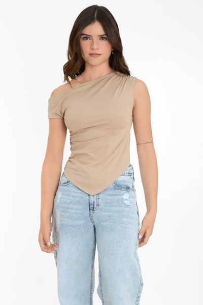 Top ajustado sin mangas, de cuello diagonal con hombro descubierto, plisados en hombros y bajo frontal asimétrico.