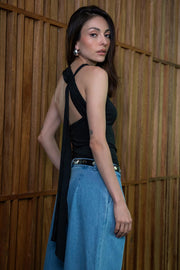 Top de fit ajustado, sin mangas, cuello redondo, detalle de escote en espalda con tirante cruzado y lazo decorativo.