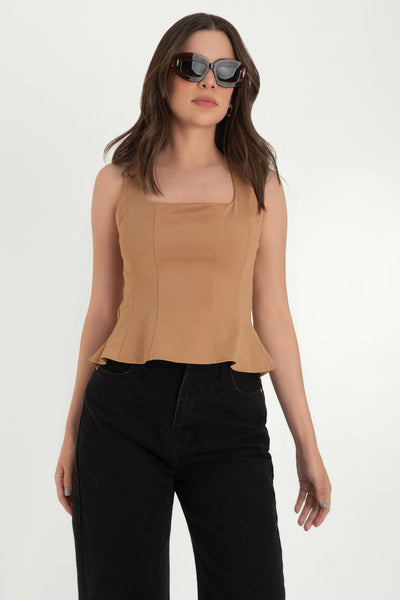 Top ajustado sin mangas peplum con olanes