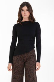 Top asimétrico de fit ajustado, manga larga, cuello barco, plisados en costados y detalle de bajo asimétrico curveado.