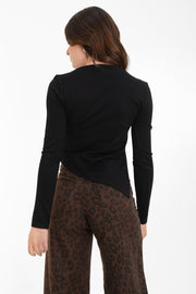 Top asimétrico de fit ajustado, manga larga, cuello barco, plisados en costados y detalle de bajo asimétrico curveado.
