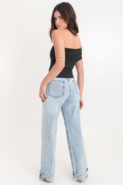 Top asimétrico de fit ajustado, escote diagonal con doblez en borde y una manga corta seguida con plisados laterales.