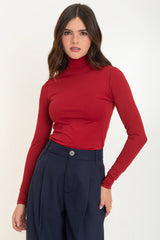 Top básico ajustado de cuello alto