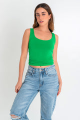 Top básico ajustado de escote redondo