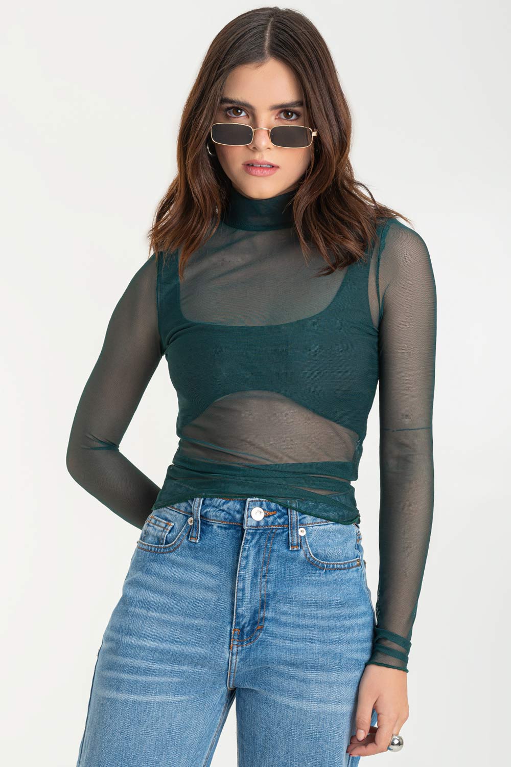 Top básico de mesh, fit recto, cuello alto y manga larga.