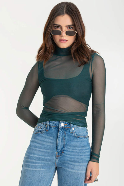Top básico de mesh, fit recto, cuello alto y manga larga.