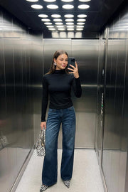 Top básico canalé de fit ajustado, cuello mock seguido y manga larga.