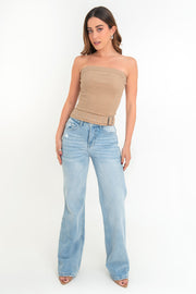 Top corset de escote recto, fit ajustado, costuras decorativas frontales, trabillas en bajo y cinturón del mismo tejido con hebilla en contraste. Cierre posterior con cremallera visible en contraste.