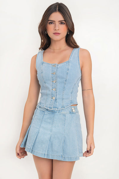 Top corset de denim, fit ajustado, escote cuadrado, sin mangas, costuras decorativas y detalle de bajo curveado. Cierre frontal con hilera de botones en contraste y detalle de trabilla posterior.