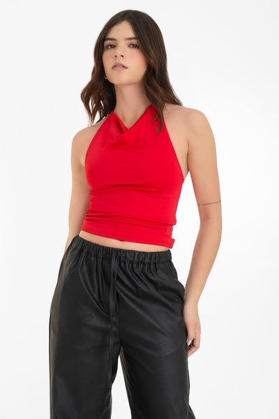 Top corto de cuello halter fluido, sin mangas, fit ajustado y escote en espalda.