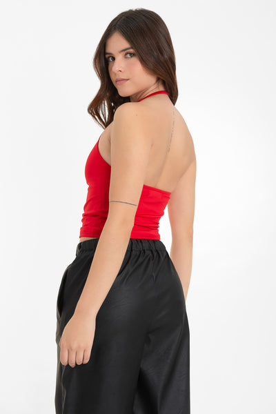 Top corto de cuello halter fluido, sin mangas, fit ajustado y escote en espalda.