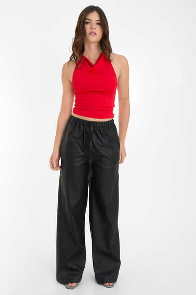 Top corto de cuello halter fluido, sin mangas, fit ajustado y escote en espalda.