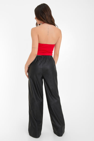 Top corto de cuello halter fluido, sin mangas, fit ajustado y escote en espalda.
