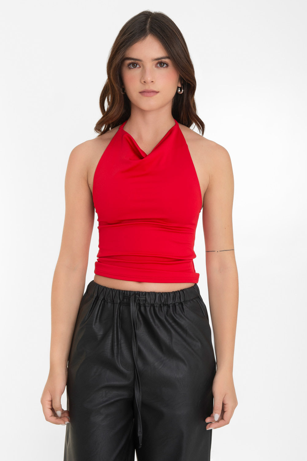 Top corto de cuello halter fluido, sin mangas, fit ajustado y escote en espalda.