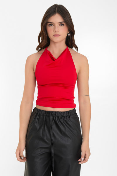 Top corto de cuello halter fluido, sin mangas, fit ajustado y escote en espalda.