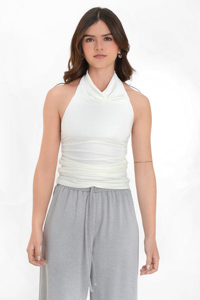 Top corto sin mangas, de fit ajustado, detalles plisados en costados, cuello halter fluido y escote en espalda.