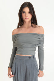 Top corto de fit ajustado, hombros descubiertos, manga larga, hombros descubiertos, escote recto con doblez en borde y detalle de plisados decorativos en costados.