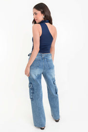 Top satinado asimétrico, de fit ajustado, detalles plisados laterales y en hombro, sin mangas, un hombro, escote diagonal y choker con plisados. Cierre posterior con botón y ojal.