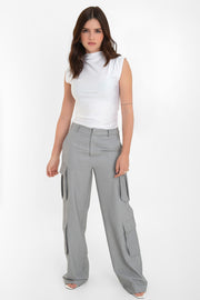 Top corto satinado de fit ajustado, sin mangas y cuello mock seguido.