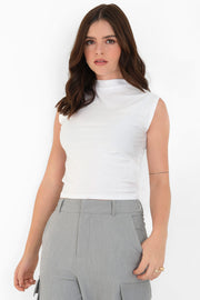 Top corto satinado de fit ajustado, sin mangas y cuello mock seguido.