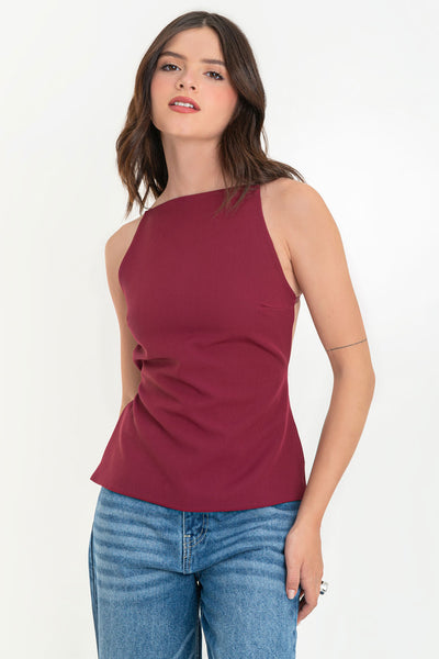 Top de fit ajustado, cuello halter, tirantes delgados ajustables y escote espalda con tirante elástico.