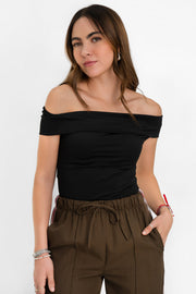 Top de fit ajustado, hombros descubiertos con doblez en borde y manga corta seguida.