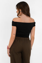 Top de fit ajustado, hombros descubiertos con doblez en borde y manga corta seguida.