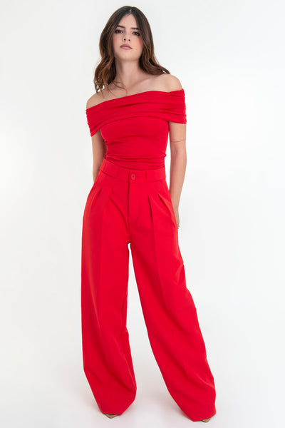 Top de fit ajustado, hombros descubiertos, escote recto con doblez en borde y manga corta seguida con plisados laterales.