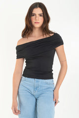 Top de hombros descubiertos manga corta con plisados