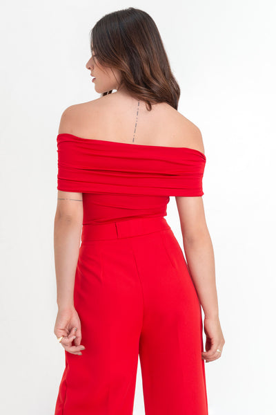 Top de fit ajustado, hombros descubiertos, escote recto con doblez en borde y manga corta seguida con plisados laterales.