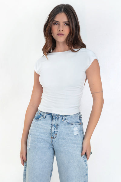 Top de fit ajustado, manga corta seguida, cuello barco y escote en espalda.