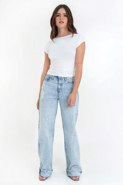 Top de fit ajustado, manga corta seguida, cuello barco y escote en espalda.