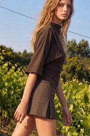 Top de fit fluido, manga corta seguida, cuello alto fluido, plisados en hombros y costados.
