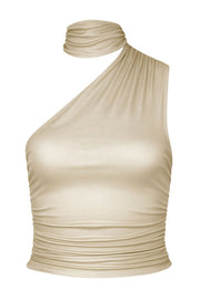 Top metálico asimétrico, de fit ajustado, detalles plisados laterales y en hombro, sin mangas, un hombro, escote diagonal y choker con plisados. Cierre posterior con botón y ojal.