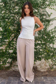 Top de fit ajustado, cuello halter, tirantes delgados ajustables y escote espalda.