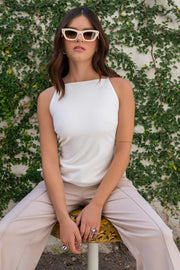 Top de fit ajustado, cuello halter, tirantes delgados ajustables y escote espalda.