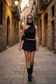 Top satinado asimétrico, de fit ajustado, detalles plisados laterales y en hombro, sin mangas, un hombro, escote diagonal y choker con plisados. Cierre posterior con botón y ojal.