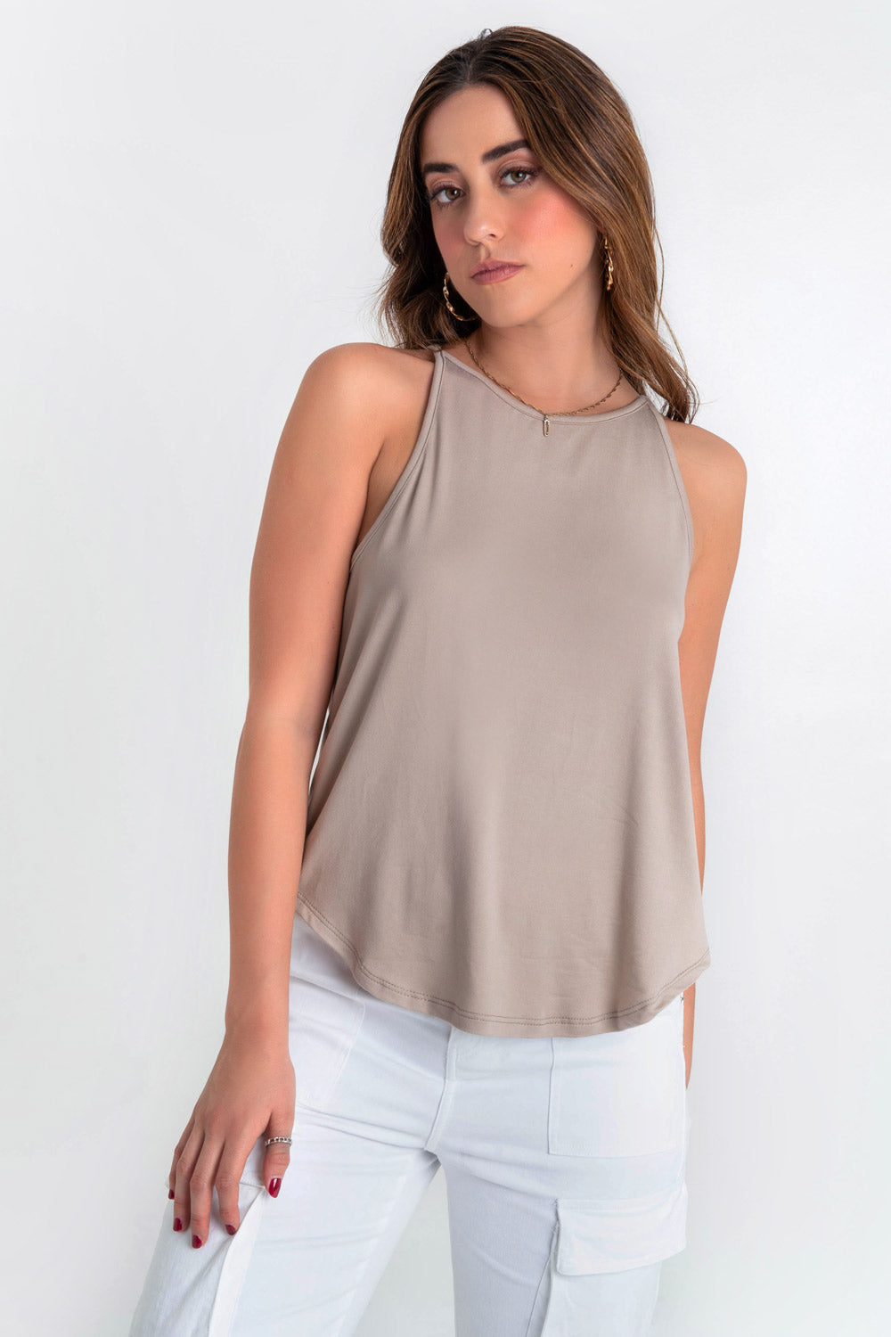 Top de cuello halter sin mangas, tirantes finos, bajo curveado y silueta ligeramente oversized.