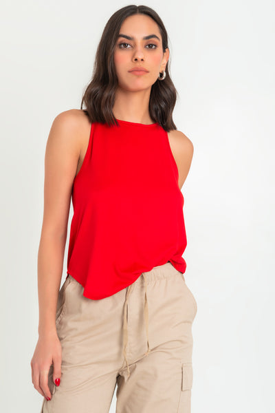 Top de cuello halter sin mangas, tirantes finos, bajo curveado y silueta ligeramente oversize.