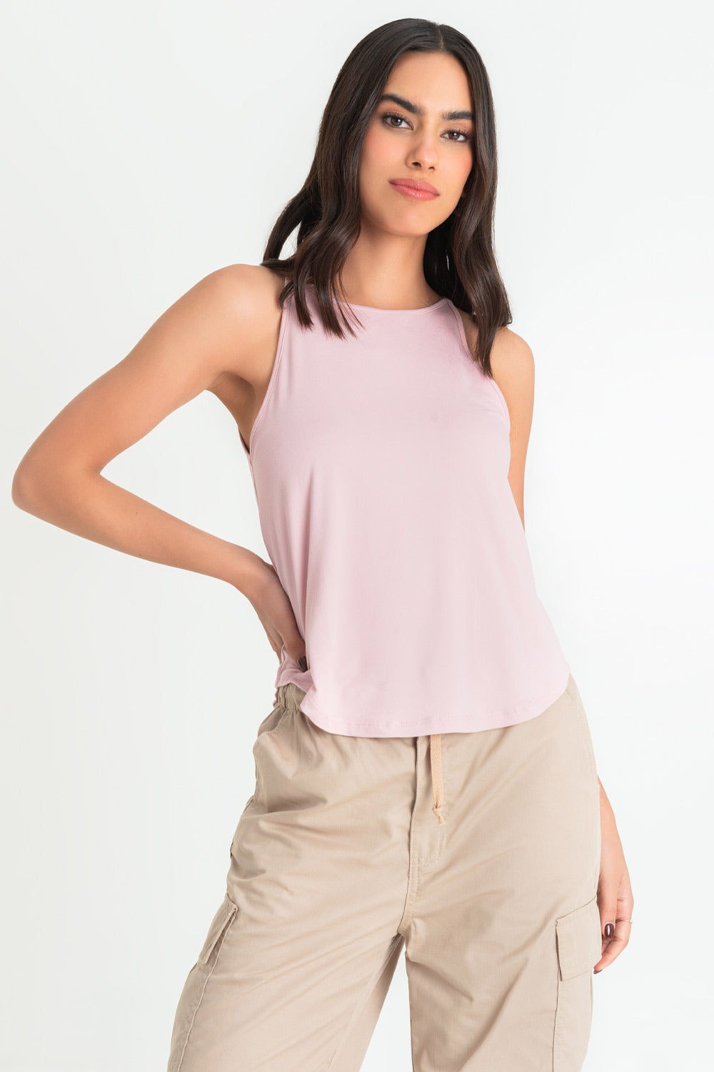 Top de cuello halter sin mangas, tirantes finos, bajo curveado y silueta ligeramente oversized.