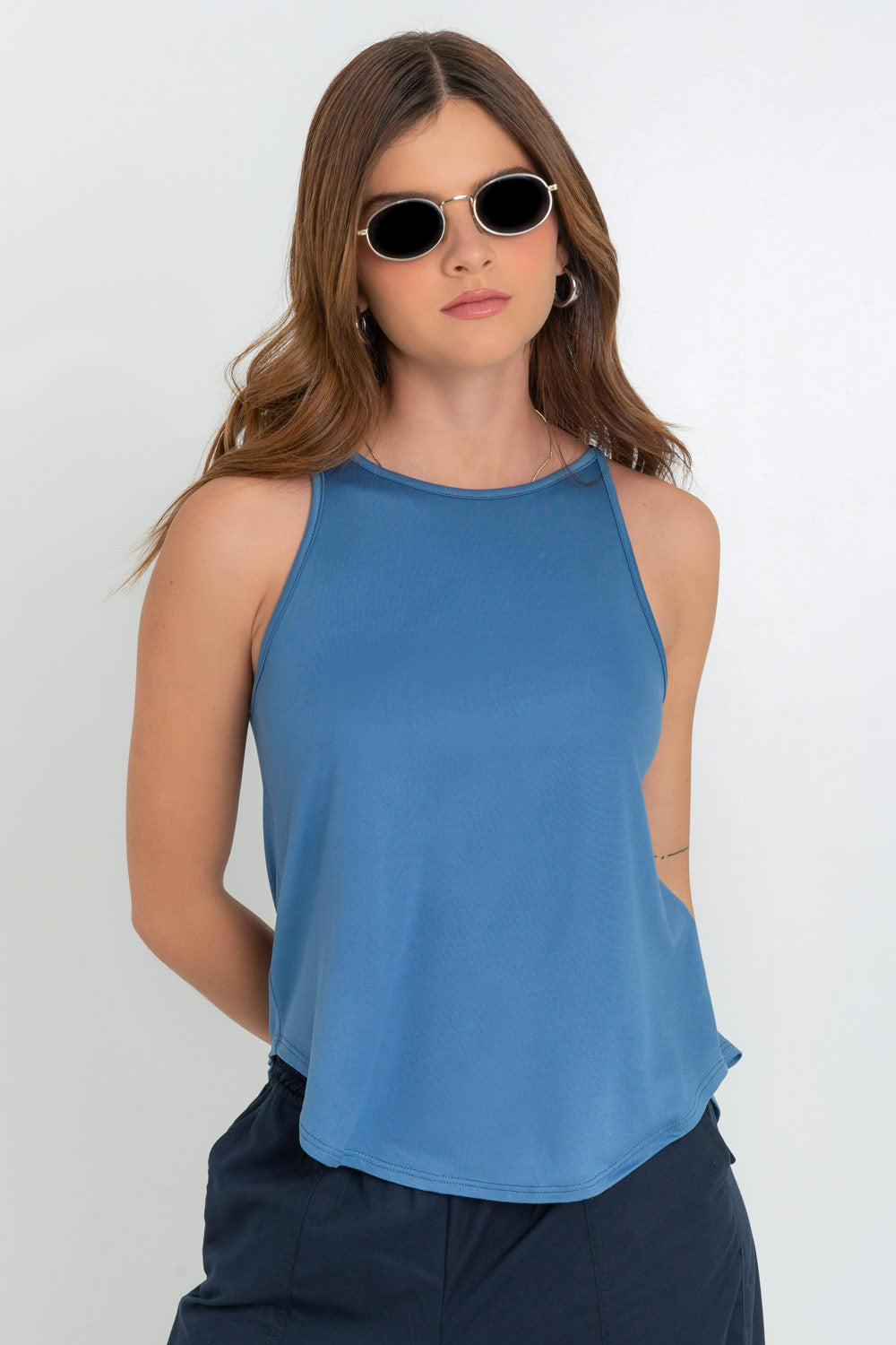 Top de cuello halter sin mangas, tirantes finos, bajo curveado y silueta ligeramente oversized.