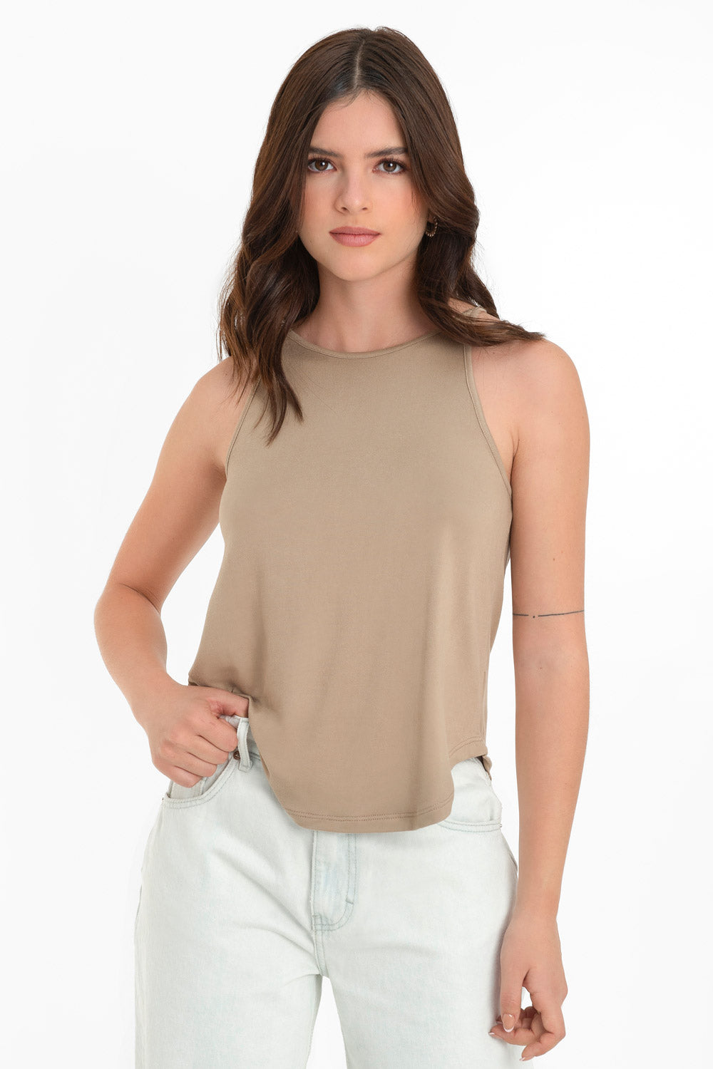 Top de cuello halter sin mangas, tirantes finos, bajo curveado y silueta ligeramente oversized.