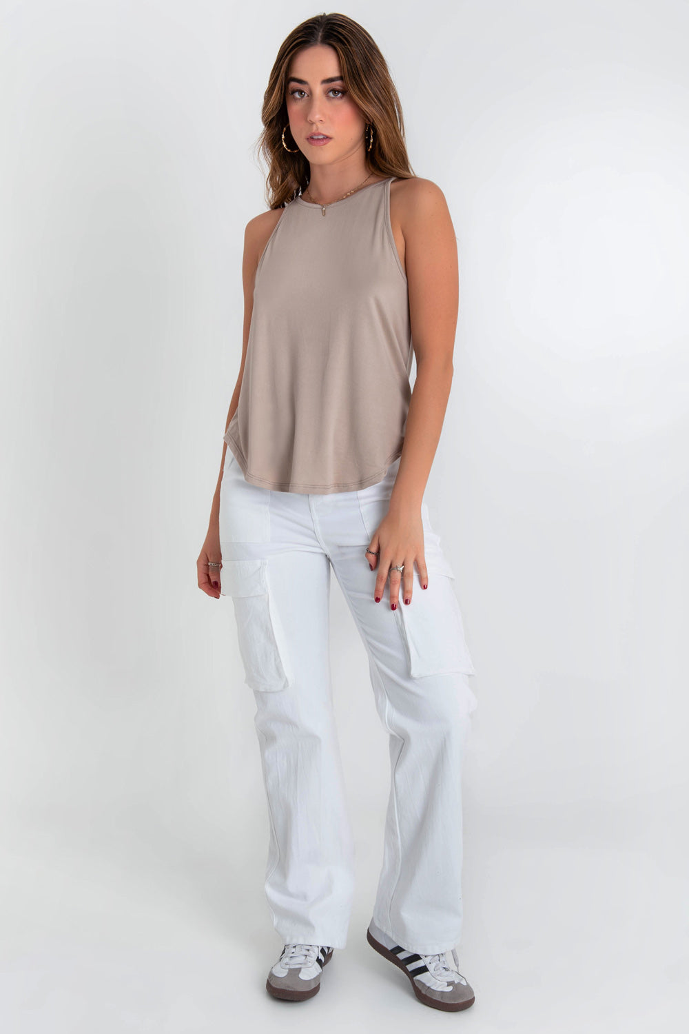 Top de cuello halter sin mangas, tirantes finos, bajo curveado y silueta ligeramente oversized.