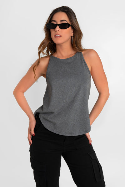 Top de cuello halter sin mangas, tirantes finos, bajo curveado y silueta ligeramente oversize.