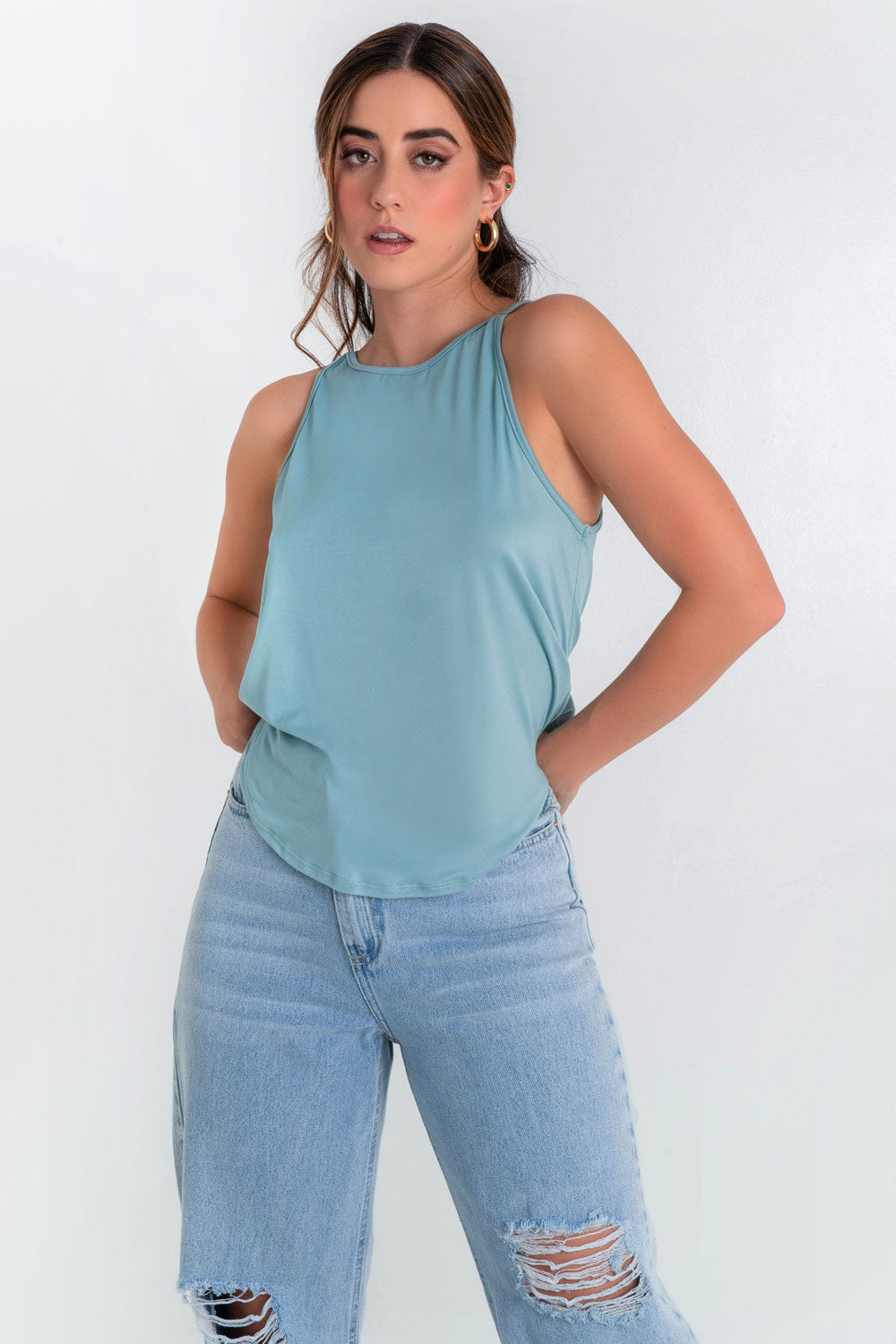 Top de cuello halter sin mangas, tirantes finos, bajo curveado y silueta ligeramente oversize.